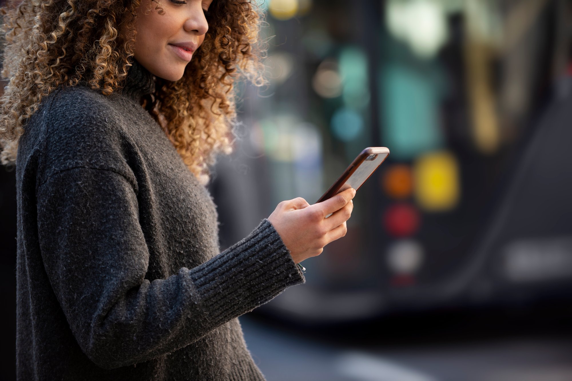young-woman-using-her-smartphone-city young-woman-using-her-smartphone-city